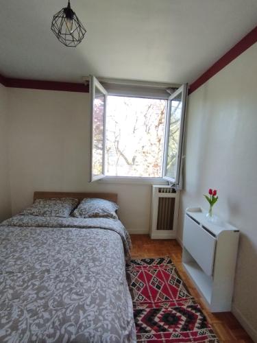 une chambre avec un lit et une fenêtre dans l'établissement A 5 min de Paris!, au Kremlin-Bicêtre