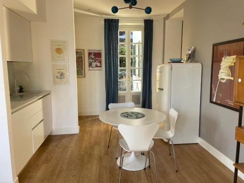 格里安泰卡德納比亞的住宿－CAPI SUITE，厨房配有桌子和白色冰箱。
