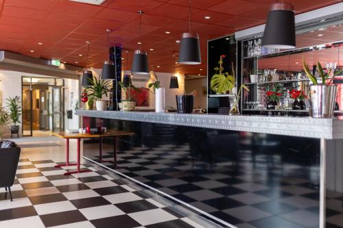 eine Bar in einem Restaurant mit kariertem Boden in der Unterkunft Halmstad Hotel Apartments in Halmstad
