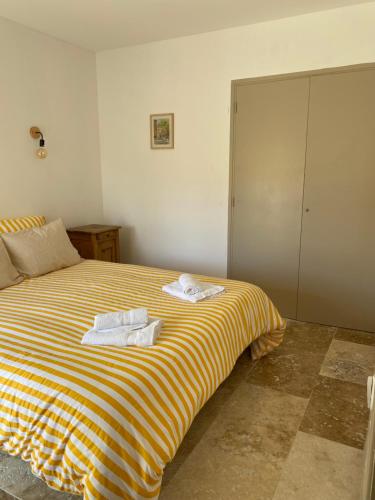 a bedroom with a bed with towels on it at Chez prune in Rasteau