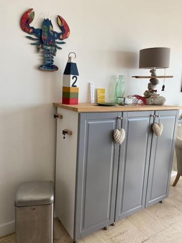 Cette chambre comprend un bureau avec une lampe. dans l'établissement Vue BAIE XXL 180°, au Crotoy