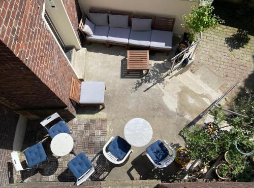 an overhead view of a patio with chairs and a table at 4 Rooms, free Parking, 25 min to Düsseldorf, 100 Mbps WLAN in Duisburg