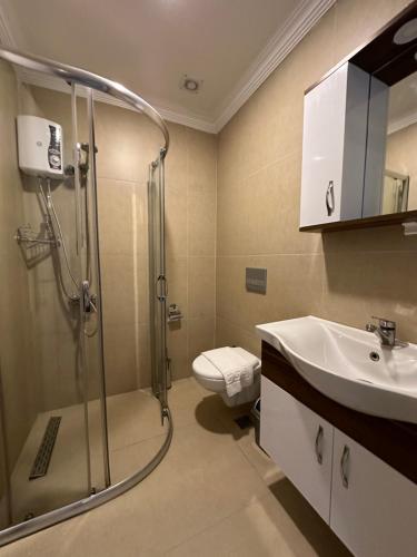 uma casa de banho com um chuveiro, um WC e um lavatório. em Anka Butik Hotel - Adults Only em Side