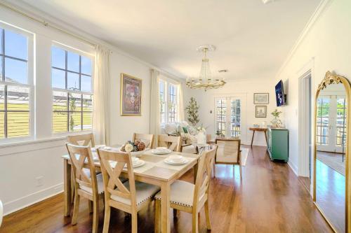 een eetkamer en een woonkamer met een tafel en stoelen bij Serene 4 Bedroom Home near French Quarter with Wi-Fi and Parking in New Orleans