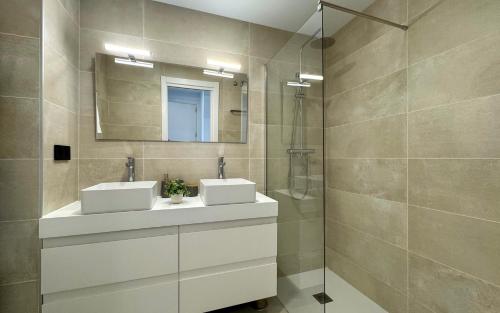 een badkamer met 2 wastafels en een glazen douche bij Apartamento de lujo Alexia 1 Calpe in Calpe
