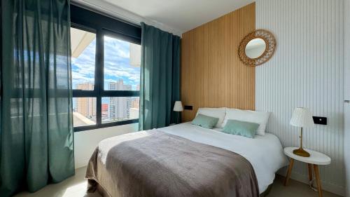 een slaapkamer met een groot bed en een groot raam bij Apartamento de lujo Alexia 1 Calpe in Calpe