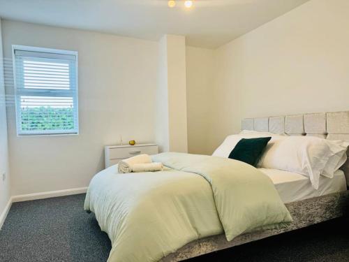 Schlafzimmer mit einem großen weißen Bett und einem Fenster in der Unterkunft Unique 2 bedroom Apartment 15 mins via tube to Central London in London