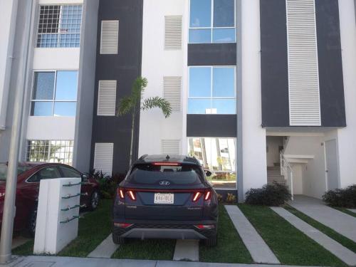 a car parked in front of a building at Acapulco Dreamer Diamante II in Gallinero