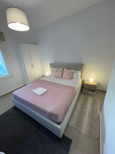 Un pat sau paturi într-o cameră la Adams Suites