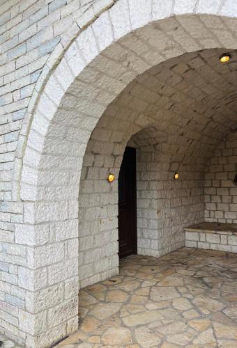 a brick archway with a door in a building at Agnanti Zitsas Hotel in Zítsa
