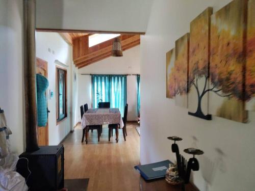 een woonkamer met een tafel en een eetkamer bij Refugio en la ciudad in Pucón