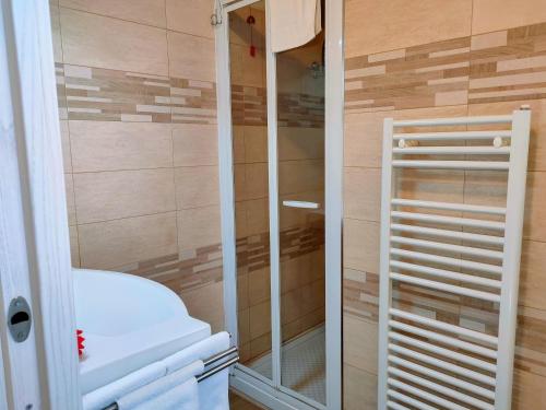um chuveiro com uma porta de vidro na casa de banho em Villa Livia - L'Opera Group em La Spezia