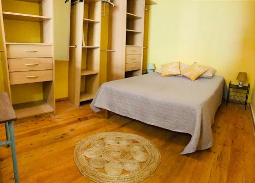 une chambre avec un lit et un parquet dans l'établissement La grange à Papillon, à Saint-Ferriol