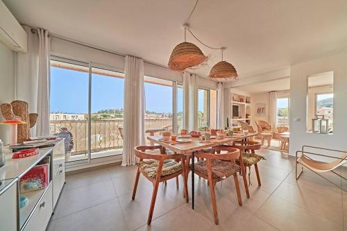 une cuisine et une salle à manger avec une table et des chaises dans l'établissement Cabane Picasso-Saint-Tropez, appartement 3 chambres dans résidence-parking, à Saint-Tropez