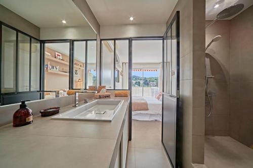 une salle de bain avec un lavabo et une douche dans l'établissement Cabane Picasso-Saint-Tropez, appartement 3 chambres dans résidence-parking, à Saint-Tropez