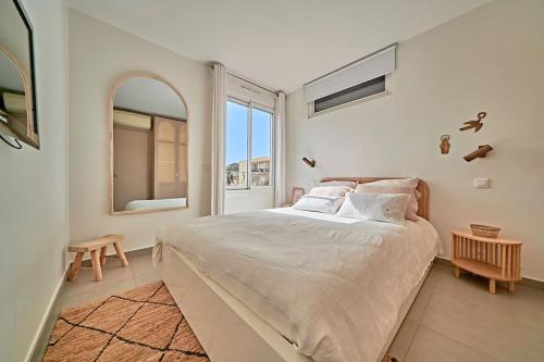 une chambre avec un grand lit et une fenêtre dans l'établissement Cabane Picasso-Saint-Tropez, appartement 3 chambres dans résidence-parking, à Saint-Tropez
