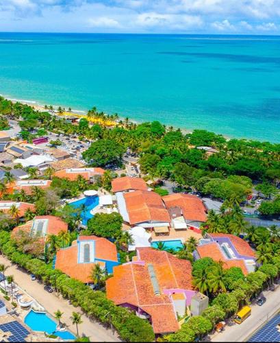 een luchtzicht op een resort in de buurt van de oceaan bij Resort All Inclusive Arcobaleno in Porto Seguro