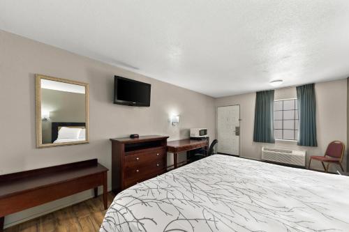 TV a/nebo společenská místnost v ubytování Americas Best Value Inn Bonham