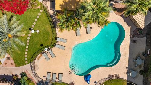 uma vista superior de uma piscina num resort em Papago Motor Hotel em Scottsdale