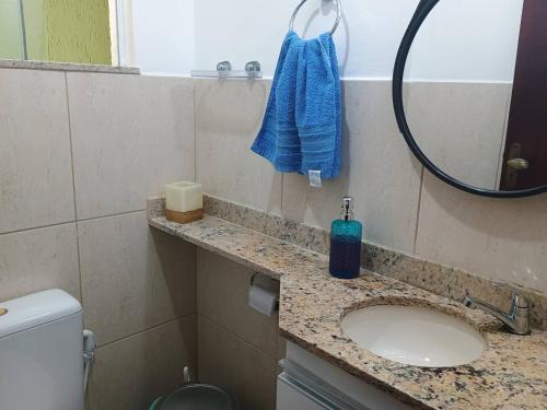 a bathroom with a sink and a shower at Triplex 3 quartos a 100 metros de Costa Azul in Rio das Ostras