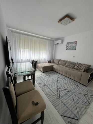 a living room with a couch and a table at Apartament Central in Râmnicu Vâlcea