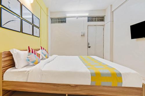 Giường trong phòng chung tại OYO Home Saraswati Niwas Vadgaon Budruk Near Fun Time Multiplex