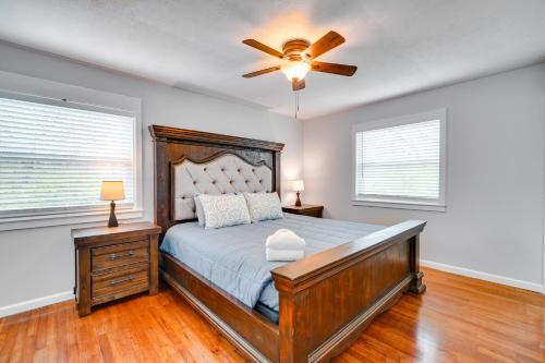 Schlafzimmer mit einem Bett und einem Deckenventilator in der Unterkunft Updated Oak Ridge Home - 23 Mi to Knoxville! in Oak Ridge