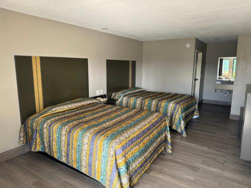 um quarto de hotel com duas camas e uma casa de banho em Nola Inn & Suites em Nova Orleães