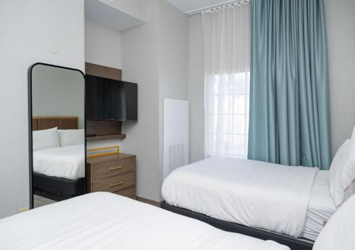Letto o letti in una camera di Staybridge Suites Jackson by IHG