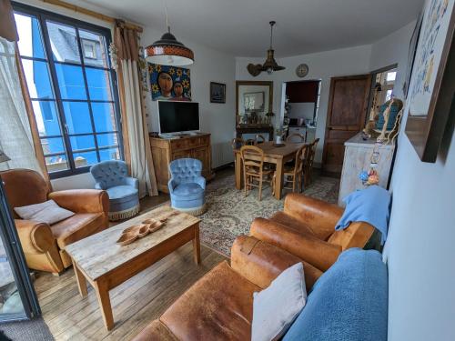 勒泰波爾的住宿－Maison Côté Mer，带沙发和桌子的客厅