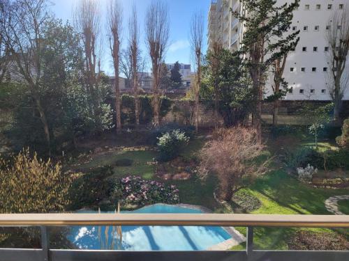 d'un balcon avec vue sur le jardin. dans l'établissement Studio avec balcon, proche de Paris tout équipé, à Asnières-sur-Seine