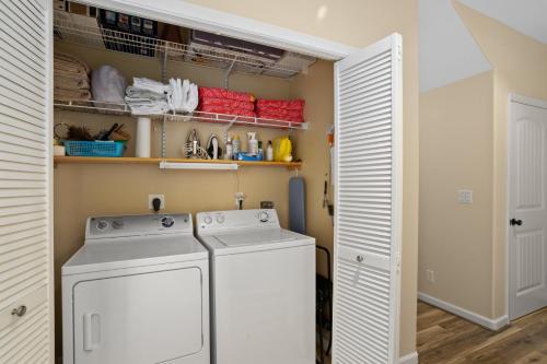 a laundry room with a washer and dryer at Princeville Condo with AC, Pool, Garage, Beach Gear 27B in Princeville