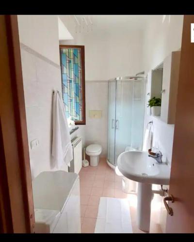 bagno bianco con lavandino e servizi igienici di casa silva a Monza