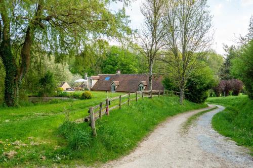 a dirt road in front of a house at Chambres d hôtes du Moulin de Boiscorde in Rémalard en Perche