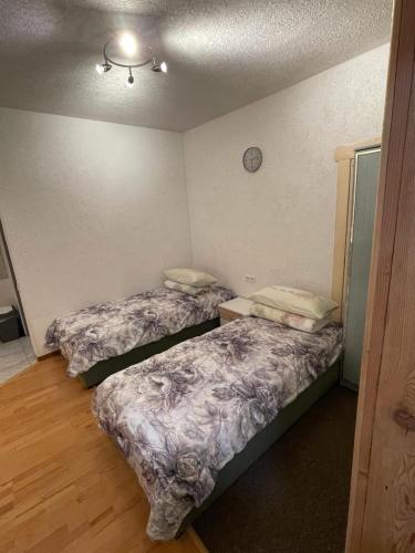 pokój z 3 łóżkami w pokoju w obiekcie willana w mieście Schönebeck