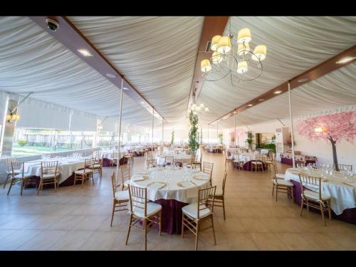 a large tent with tables and chairs in it at Hotel Mozárbez Salamanca in Mozárbez