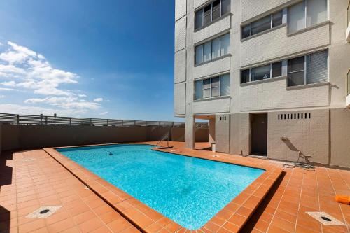 a swimming pool on the roof of a building at Ebbtide 7 in Forster