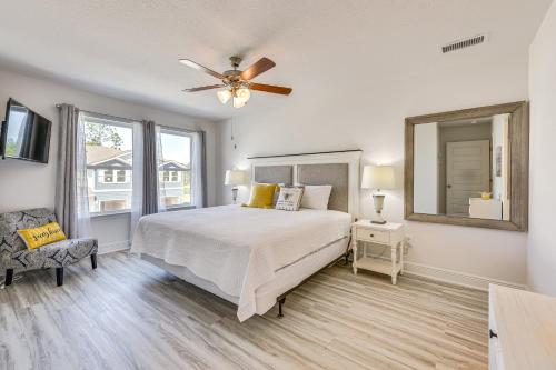 Un dormitorio con una cama y un ventilador de techo. en Santa Rosa Beach Townhome about 4 Mi to Beach!, en Santa Rosa Beach