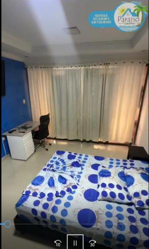 約帕爾的住宿－HOTEL PARAISO DE LA 30，一间卧室配有一张床、一张桌子和一台电脑