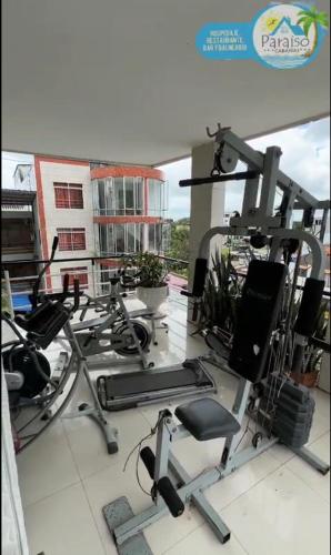 HOTEL PARAISO DE LA 30 في يوبال: صالة رياضية مع معدات للقلب في مبنى