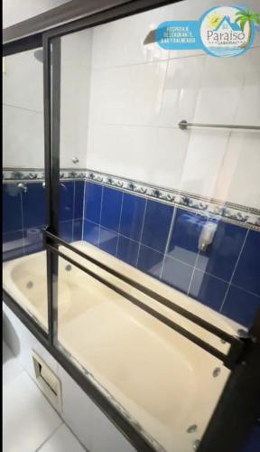 baño con pared de azulejos azules y bañera en HOTEL PARAISO DE LA 30, en Yopal