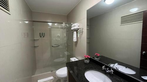 a bathroom with a sink and a toilet and a shower at Hotel El Tambo 2 in Lima