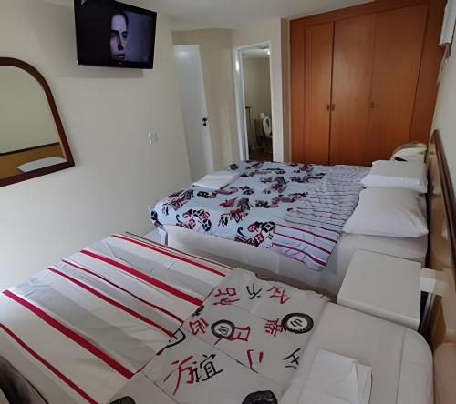 2 Betten in einem Zimmer mit Schreibmaschine in der Unterkunft Apartamento NossoLar - Garagem Feirinha e Hospitais in São Paulo