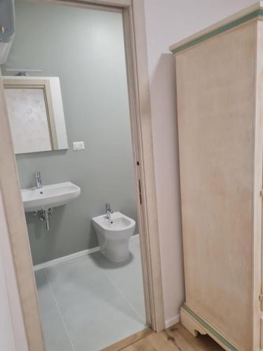 ein Bad mit einem Waschbecken und einem WC in der Unterkunft AFFITTA CAMERE MAZZATINTI in Gubbio