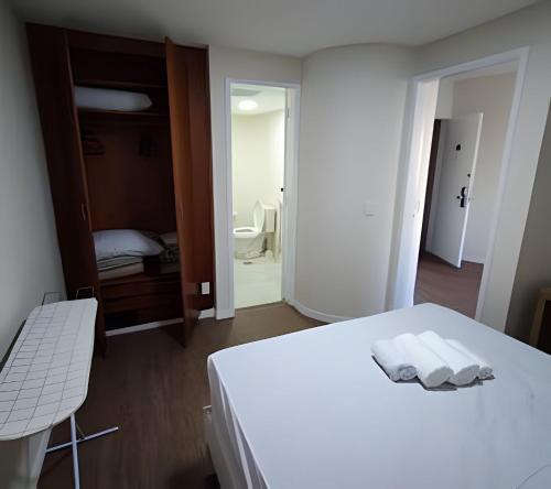 En eller flere senge i et værelse på Apartamento Lindo Garagem Feirinha e Hospitais