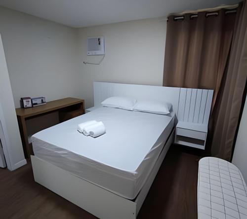 En eller flere senge i et værelse på Apartamento Lindo Garagem Feirinha e Hospitais