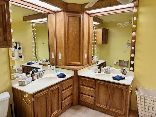 a bathroom with two sinks and a large mirror at Sagebrush Supreme in Parker