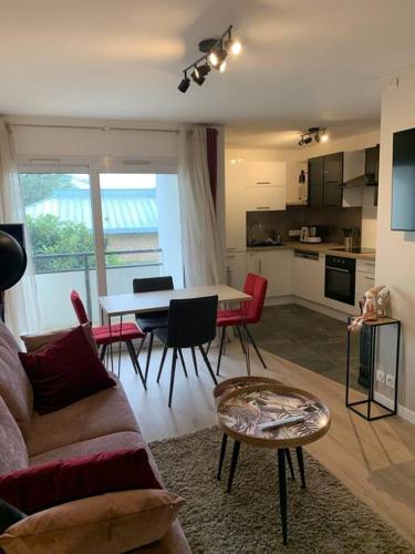 un salon avec un canapé et une table dans l'établissement Vannes port - T2 avec wifi - balcon et parking, à Vannes