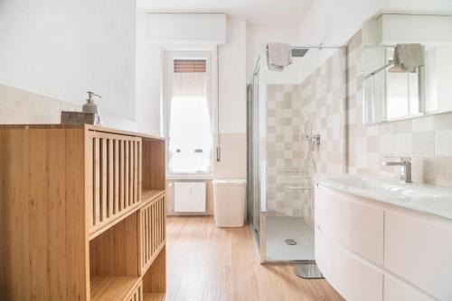 Un baño con ducha, lavabo y espejo. en Como 101, centro città, en Como