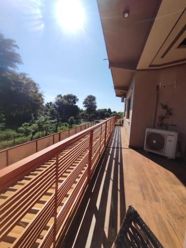 einen Balkon eines Gebäudes mit einem TV und einem Aero in der Unterkunft Ñande renda in Ciudad del Este